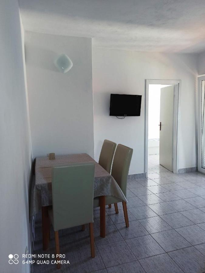 Boni02 Apartman Gdinj Kültér fotó