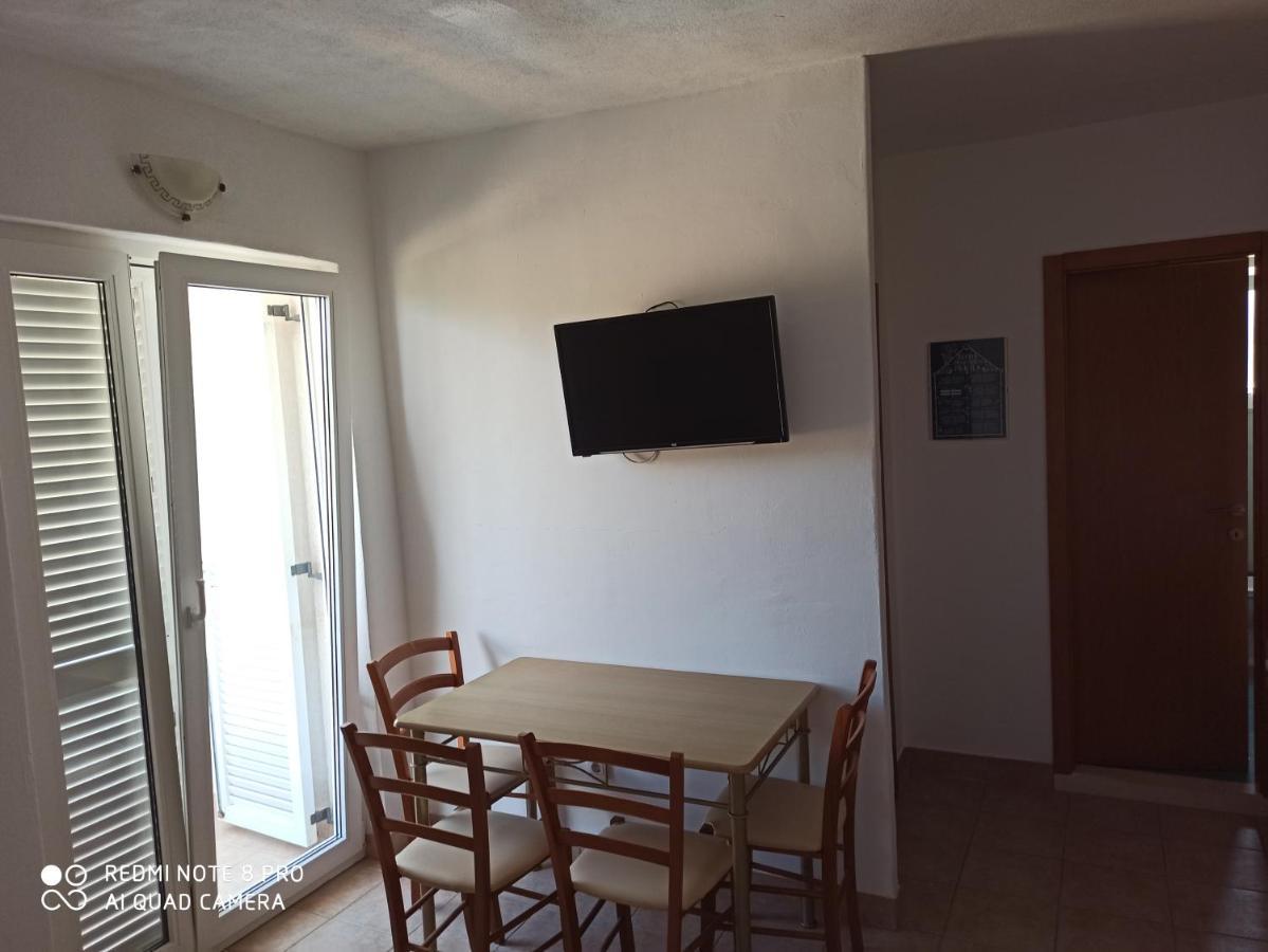 Boni02 Apartman Gdinj Kültér fotó