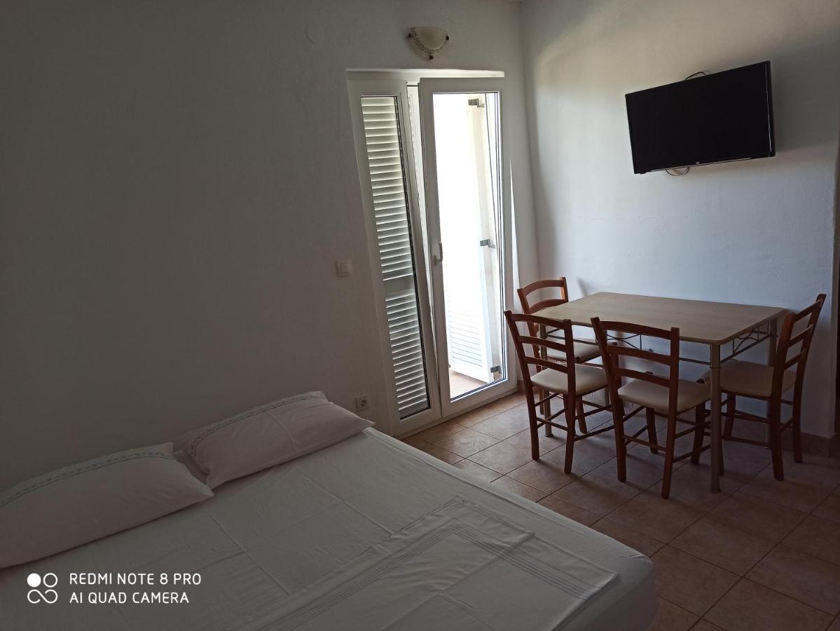 Boni02 Apartman Gdinj Kültér fotó