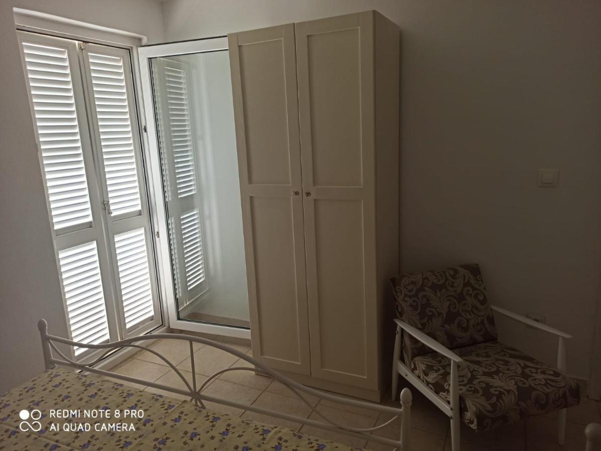 Boni02 Apartman Gdinj Kültér fotó