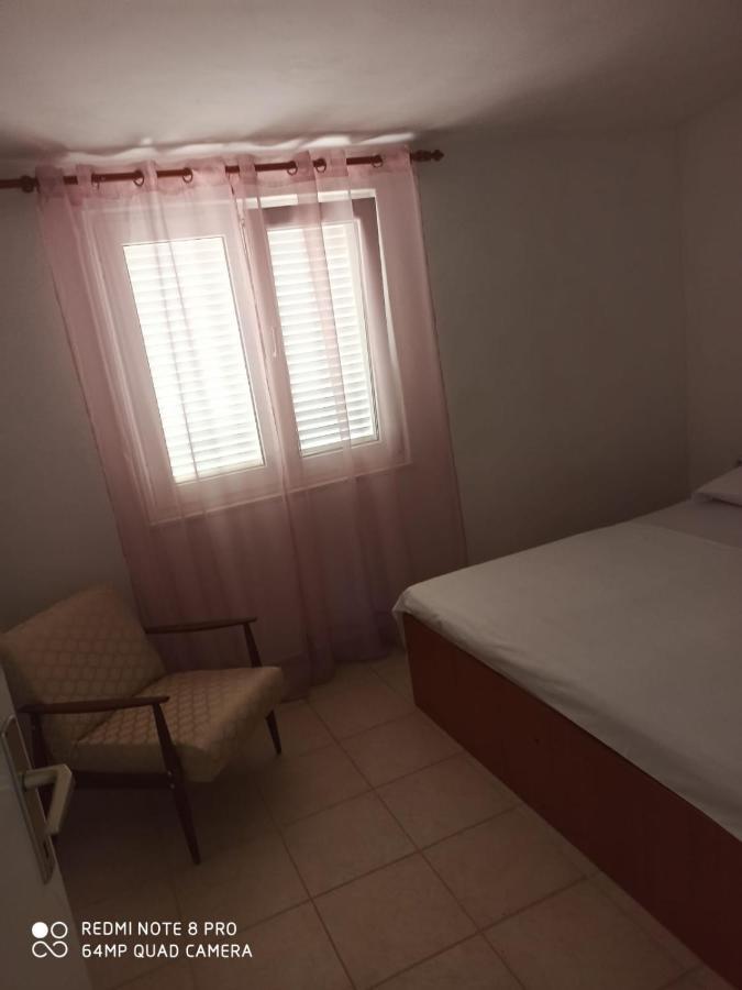 Boni02 Apartman Gdinj Kültér fotó