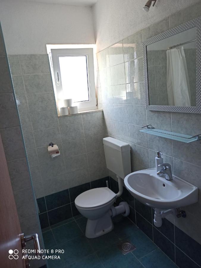 Boni02 Apartman Gdinj Kültér fotó