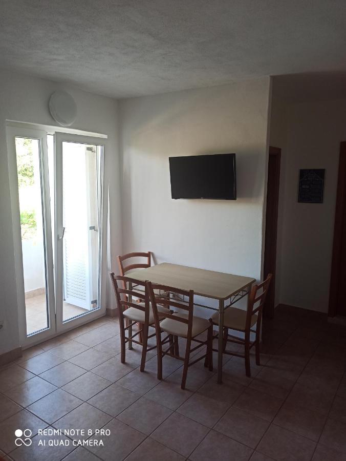 Boni02 Apartman Gdinj Kültér fotó